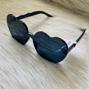 🆕 🖤Black Heart Sunglasses